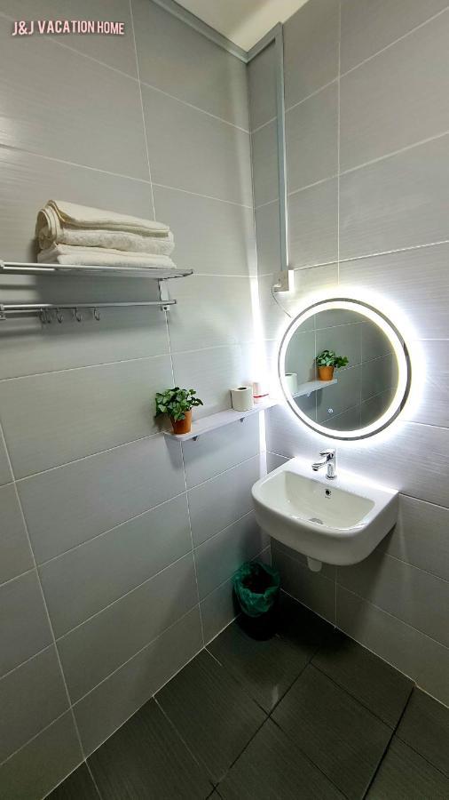 J&J Vacation Home@Novo8 Residence Kampong Tambak Luaran gambar